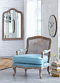 Barocker Sessel mit Wiener Geflecht und hellblauem Bezug