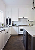 Classic kitchen with cassette fronts in white and black