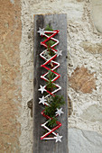 Brett mit rustikalem Nagelbild als weihnachtlicher Türsteher