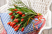 Strauß aus orangefarbenen Tulpen