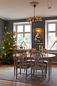 Weißer Esstisch im georgianischen Stil in weihnachtlich dekoriertem Wohnraum