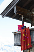 Kissen und Decke folkloristisch dekoriert mit verschiedenen Filzmotiven