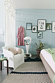 Schlafbereich in Loftwohnung mit hellblauen Wänden und Vorhang zur Raumabtrennung