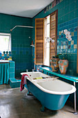 Künstlerisch-kreatives Badezimmer in Blau