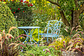 Space with blue painted garden furniture (Kreislehrgarten, Steinfurt, Germany)