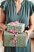 Frau hält zwei verpackte Geburtstagsgeschenke