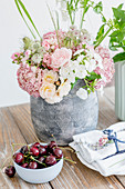 Pastelliger Strauß mit Rosen, Phlox und Hortensienblüten