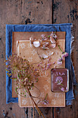 Dried garlic flowers tied together and garlic bulbs decorating table