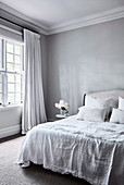 Klassisches Schlafzimmer in Grau und Weiß mit Stuckdecke