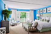 Bedroom in blue, white and green with floral decoration