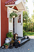 Haustür mit Vordach eines Schwedenhauses mit Vintage-Deko