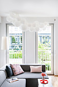 Weiße Luftballonwolke über Sofa im Wohnzimmer