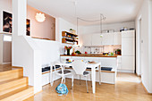 Essbereich mit DIY-Eckbank aus Küchenoberschränken und Arbeitsplatte