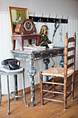 Vintage Schreibtisch mit Tischuhr und Büste und antiker Stuhl