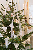 DIY-Wimpelkette aus Papier für den Weihnachtsbaum