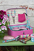 Selbstgemachter femininer Werkzeugkoffer in Pink und Hellblau