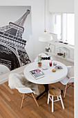 Runder Tisch mit Schalenstühlen und Hocker, Fotomotiv mit Eiffelturm an der Wand