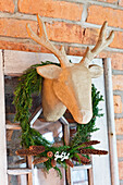 DIY-Weihnachtskranz um Elchkopf aus Pappe gelegt