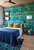 Leaf-patterned wallpaper in bedroom in Urban Jungle style