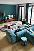 Hellblaue Sofalandschaft im Wohnzimmer im Mid Century Stil