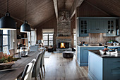 Wohnraum im Cottage mit Kamin, Esstisch und Küchenbereich