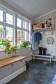 Garderobe im skandinavischen Eingangsbereich mit Wandverkleidung