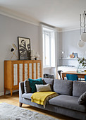 Sofa als Raumteiler im offenen Wohnraum mit Wohnküche