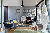 Gemütlicher Sitzbereich in modernem Architektenhaus mit gemusterten Teppichen und Designer-Stehleuchte