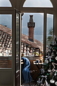 Blick vom weihnachtlich dekorierten Wohnraum über Häuserdächer auf See