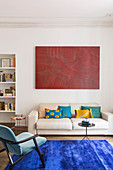 Abstraktes Kunstwerk über cremefarbenem Sofa in Altbauwohnung