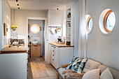 Sofa, Küchenbereich und Durchgang zum Bad in Tiny House