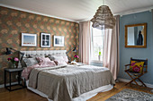 Klassisches Schlafzimmer mit Vintage-Tapete und blauer Wand
