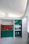 Retro kitchen in red and green with organically formed walls
