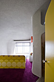 Retro-Schlafzimmer in Gelb und Violett mit organisch geformten Wänden