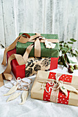 Weihnachtlich verpackte Geschenke mit Bändern und Anhängern