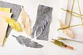 Steps for making a picture frame decorated with felt feathers and woollen yarn