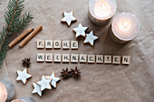 Weihnachtsgruß aus Scrabble-Buchstaben, Zimtsterne und Sternanis