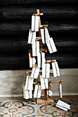 Stilisierter Baum mit nummerierten Geschenktütchen als Adventskalender