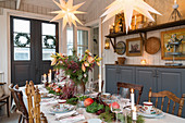 Festlich gedeckter Tisch im weihnachtlich dekorierten Esszimmer