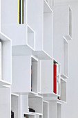 Modernes weißes Designer-Wandregal mit verschiedengroßen Fächern