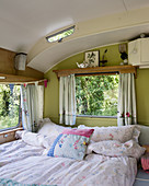 Schlafzimmer mit nostalgischer Deko in einem alten Campingwagen