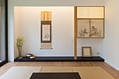 Asiatisch inspiriertes Interieur mit Tatami-Matten und traditioneller Dekoration