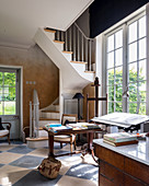 Klassisches Wohnzimmer mit gewendelter Treppe im Altbau