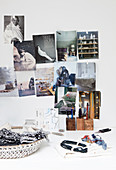 Bilder aus Zeitschriften an der Wand überm Schreibtisch