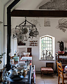 Küchenofen in offener Küche im künstlerischen Landhaus