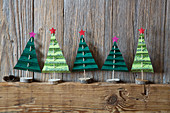 Selbstgebastelte Tannenbäumchen aus Papier als Weihnachtsdekoration