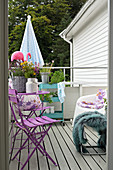 Blick auf den Balkon mit bunten Möbeln und sommerlicher Deko