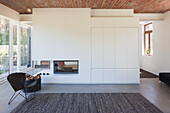 Modernes Wohnzimmer mit Kamin, Ziegeldecke und minimalistischem Design
