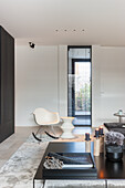 Moderne Wohnzimmereinrichtung mit minimalistischem Design und neutralen Farben
