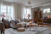 Cosy, granny-chic living room with wintry decorations